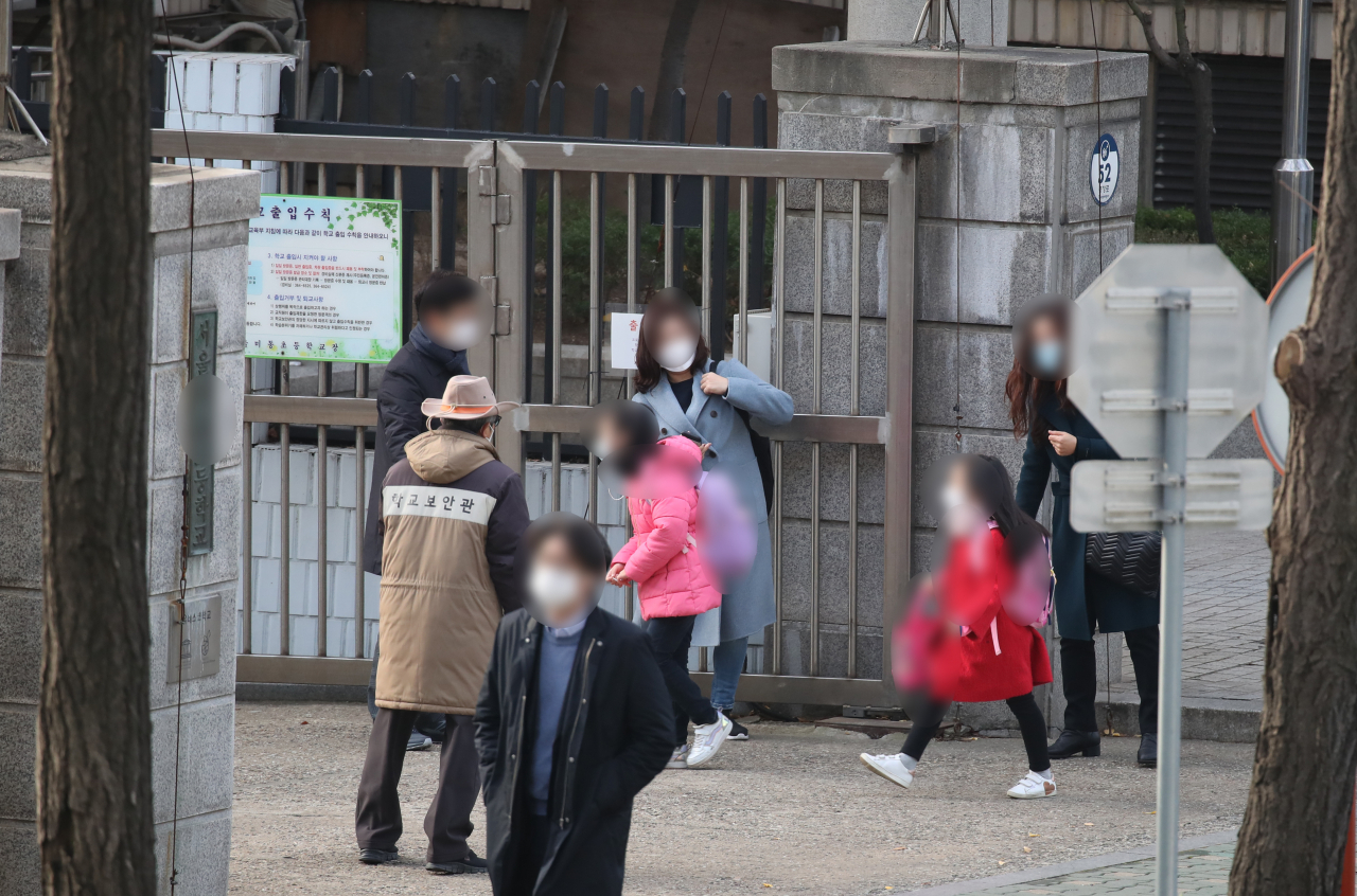 수도권 사회적 거리 두기가 2단계로 격상된 24일 오전 서울의 한 초등학교에서 어린이들이 등교하고 있다. [연합]