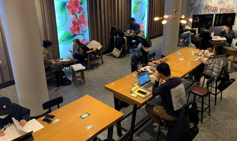 카페에 앉아있는 사람들. 24일 0시부터 사회적 거리두기 2단계가 시작되면서 12월 초까지 매장 내 취식이 금지된다. [사진=김빛나 기자]