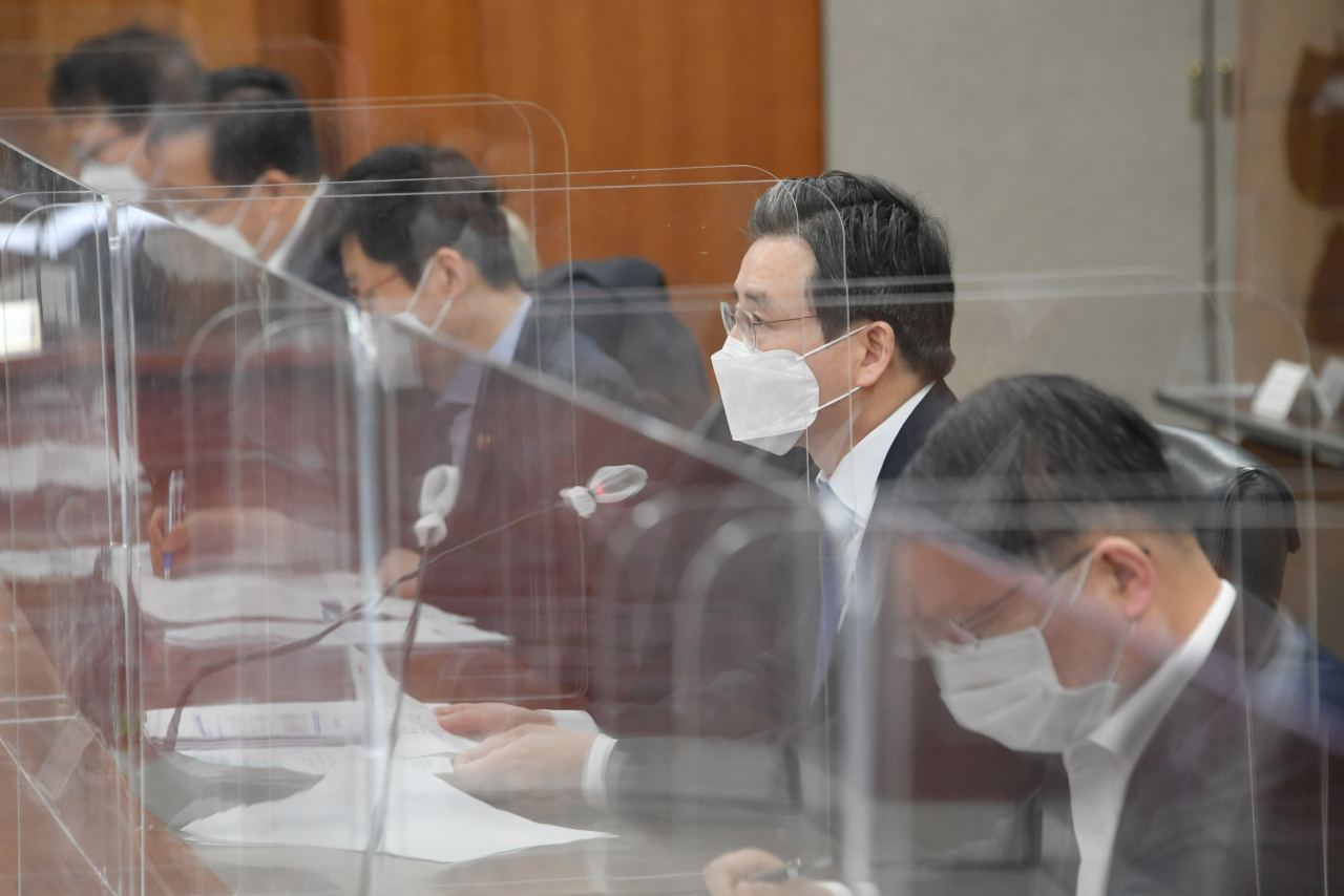 김용범 기획재정부 차관이 24일 서울 여의도 산업은행 별관 대회의실에서 거시경제·금융회의를 주재하고 있다. 김 차관은 이 자리에서 코로나19 장기화에 따른 차주들의 채무상환 능력 약화로 인한 금융회사의 건전성 악화 가능성을 우려하며 이에 대한 선제적 리스크 관리를 강화할 필요가 있다고 강조했다.[기획재정부 제공]