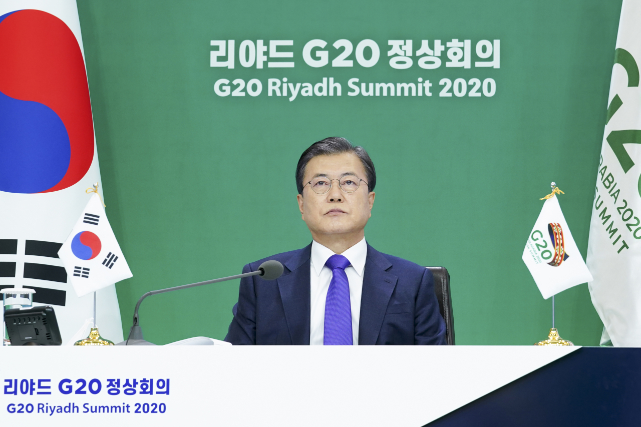 문재인 대통령이 22일 오후 청와대에서 화상회의로 열린 리야드 G20 정상회의에 참석, 의장국인 사우디아라비아의 살만 빈 압둘아지즈 국왕의 발언을 듣고 있다. [연합]