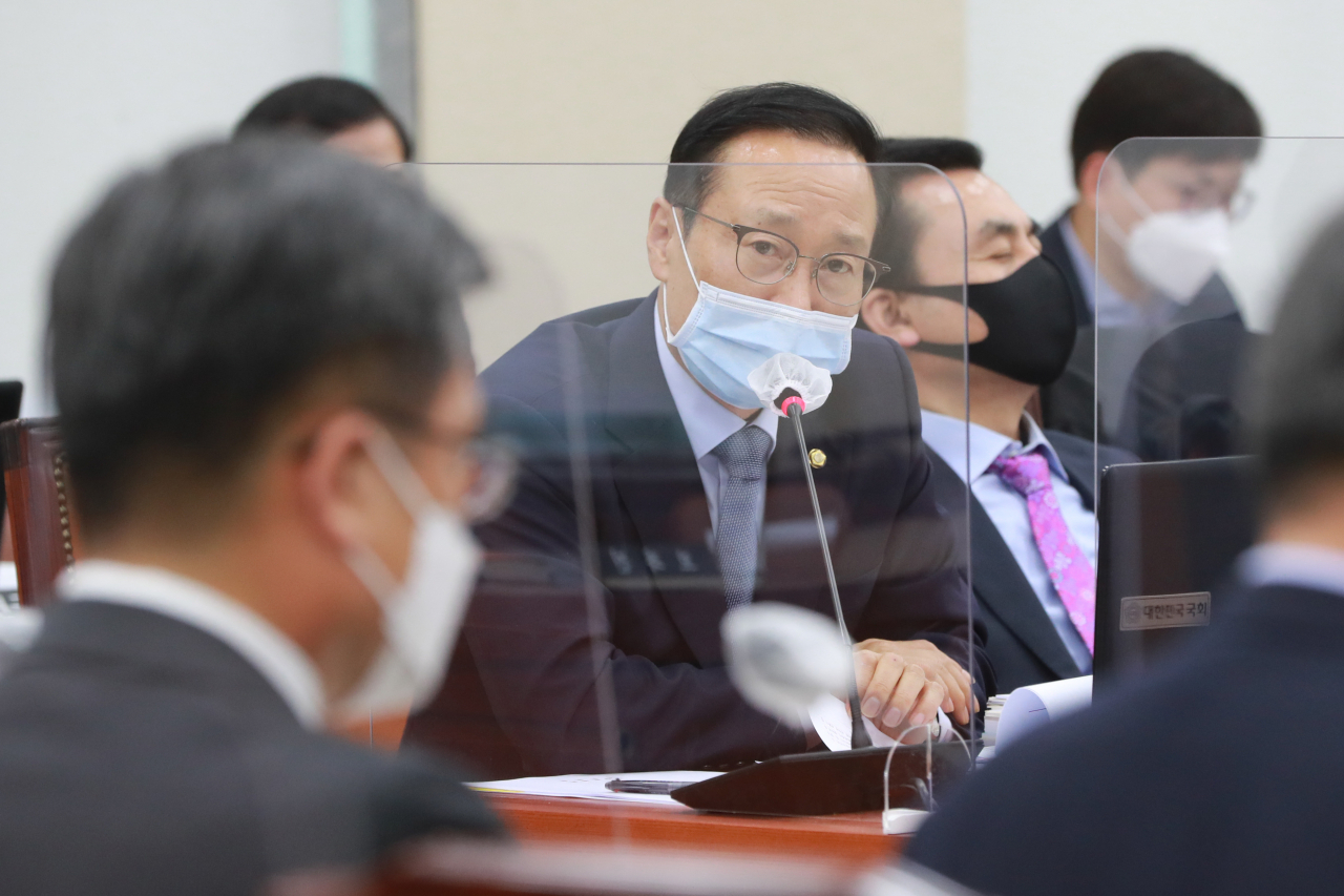 홍영표 더불어민주당 의원이 지난 9일 국회 국방위원회 전체회의에서 2021년도 예산안에 대해 질의하고 있다. [연합]