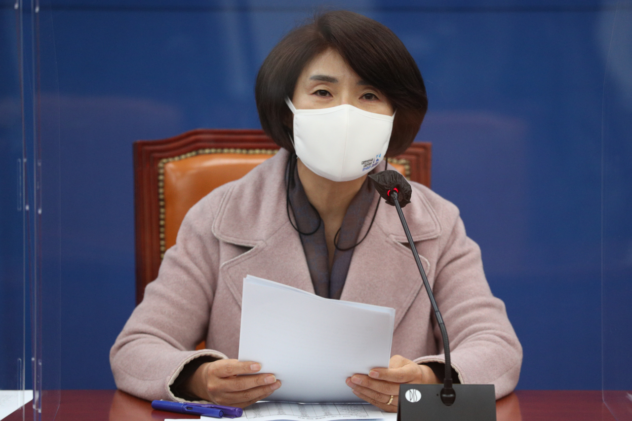 한정애 더불어민주당 정책위의장이 24일 오전 서울 여의도 국회에서 열린 원내대책회의에서 발언하고 있다. 이상섭 기자 babtong@heraldcorp.com