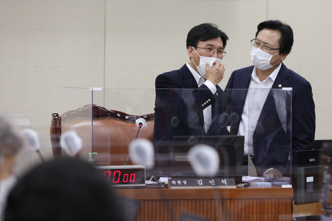 김민석 보건복지위원장과 국민의힘 간사인 강기윤 의원이 17일 국회에서 열린 보건복지위 전체회의에 앞서 대화하고 있다. [연합]