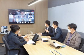 LS전선 직원들이 덴마크 해상풍력개발업체 오스테드 직원들과 화상 회의를 진행하고 있다. [LS전선 제공]