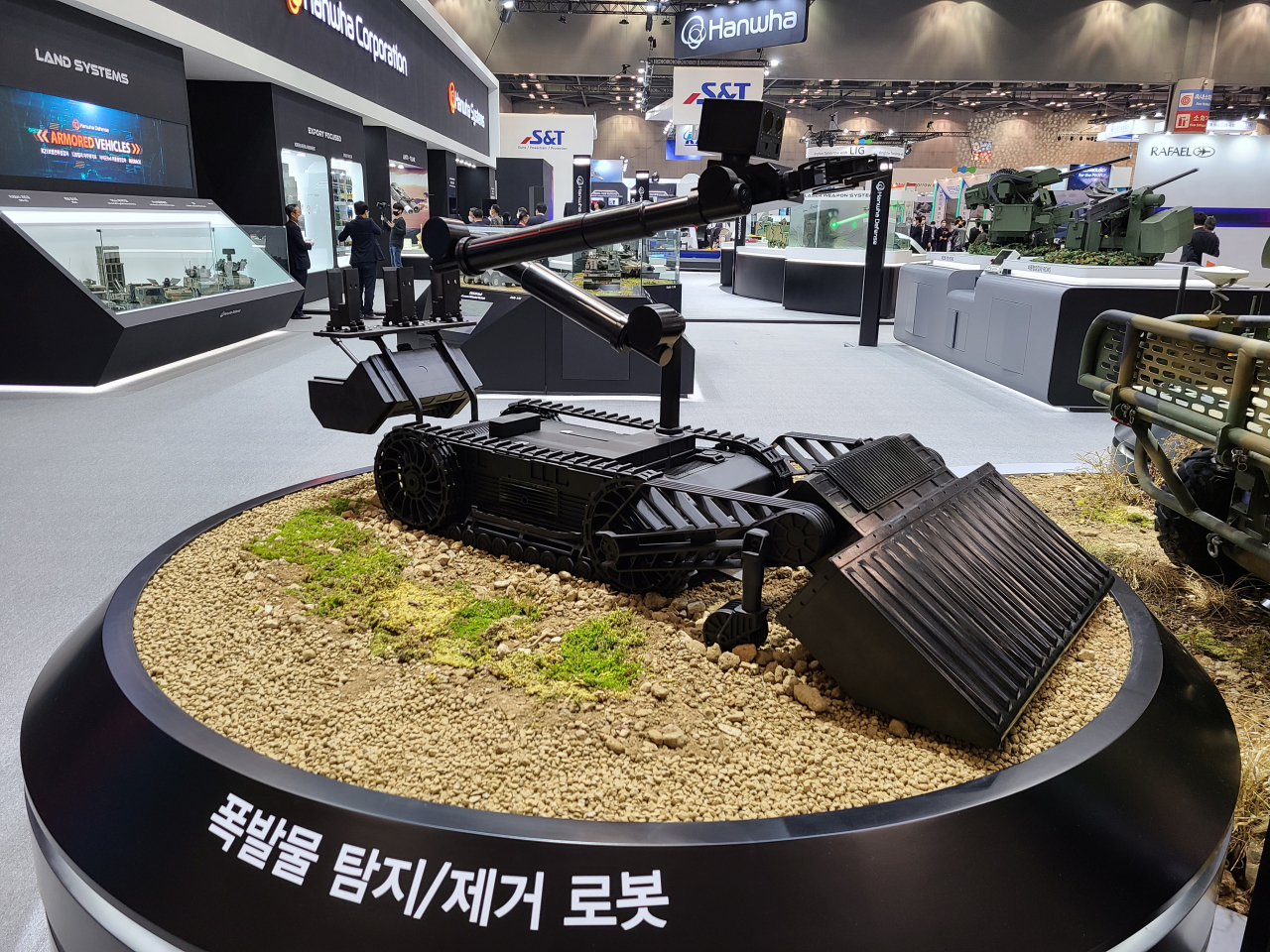 한화디펜스의 폭발물탐지제거로봇. [한화디펜스 제공]