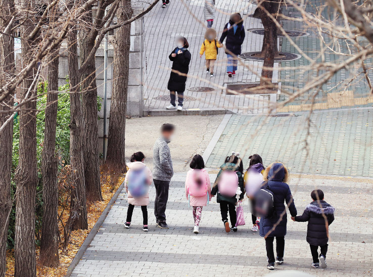 수도권 사회적 거리 두기가 2단계로 격상된 24일 오전 서울의 한 초등학교에서 어린이들이 등교하고 있다. [연합]