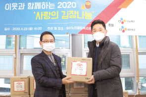박진규(오른쪽) CJ대한통운 부장과 민진암 구립약수노인종합복지관장이 ‘2020 사랑의 김장김치 나누기’ 전달식에서 기념사진을 촬영하고 있다. [CJ대한통운 제공]