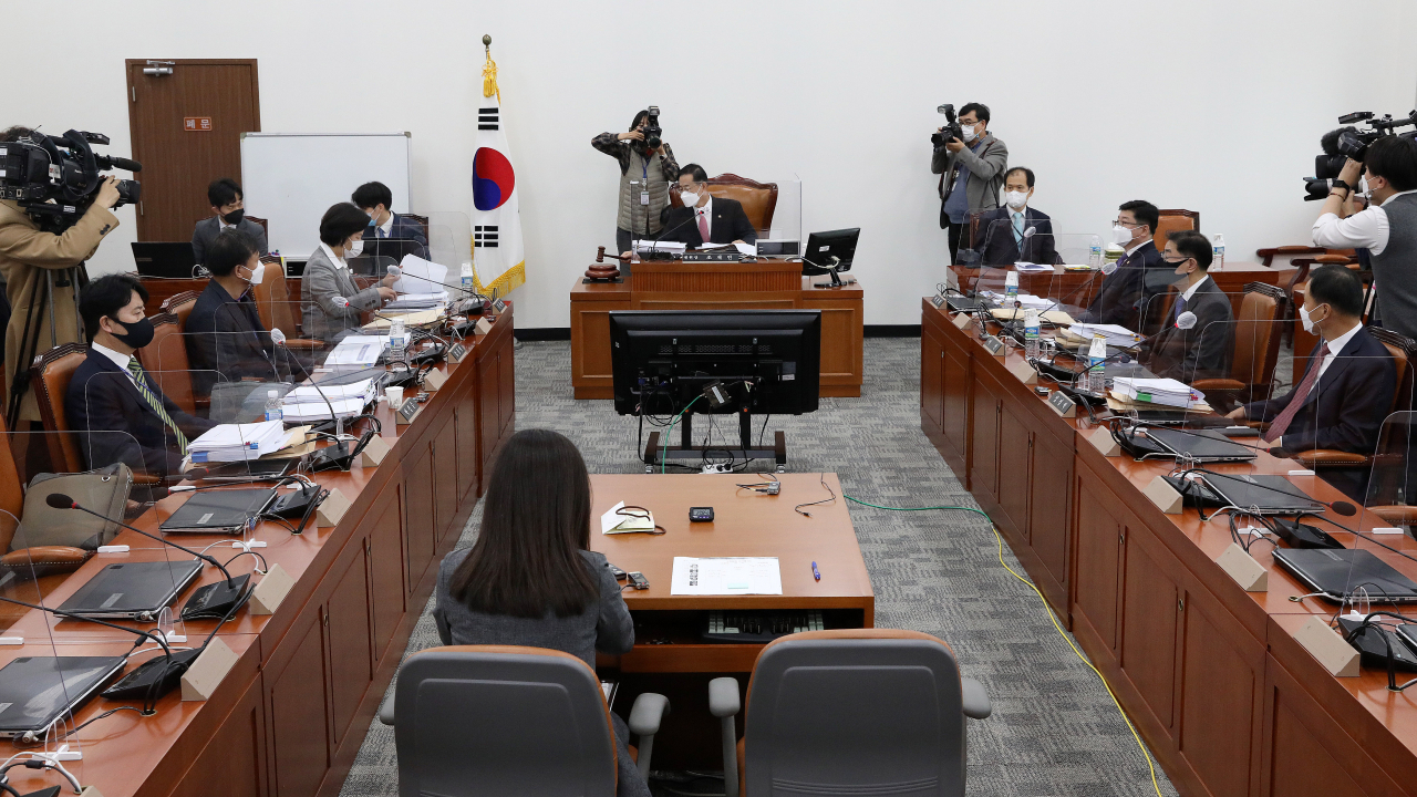 조재연 공수처장후보추천위원장이 지난 18일 서울 여의도 국회에서 열린 공수처장 후보 추천위원회 3차회의에서 의사봉을 두드리며 개의를 선언하고 있다. [연합]