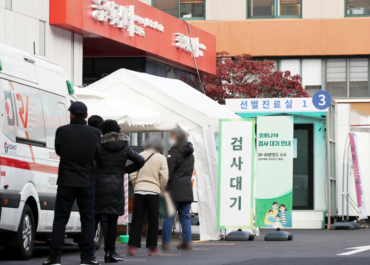 중앙방역대책본부는 24일 0시 기준으로 코로나19 신규 확진자가 349명 늘어 하루만에 다시 300명대로 올라서며 누적 확진자가 3만1353명이라고 밝혔다. 전날(271명)보다 78명이나 늘어났다. 24일 오전 서울 중구 국립중앙의료원 선별진료소 앞이 시민들로 붐비고 있다. [연합]