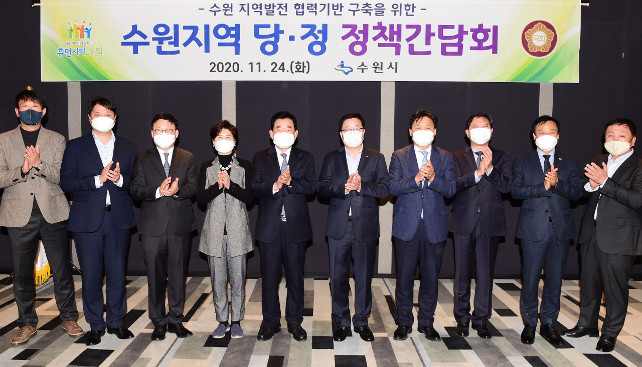 왼쪽부터 기우진 수원시 도시정책실장, 조석환 수원시의회 의장, 박광온 의원, 백혜련 의원, 김진표 의원, 염태영 시장, 김영진 의원, 김승원 의원, 장현국 경기도의회 의장, 조인상 수원시 기획조정실장. [수원시 제공]