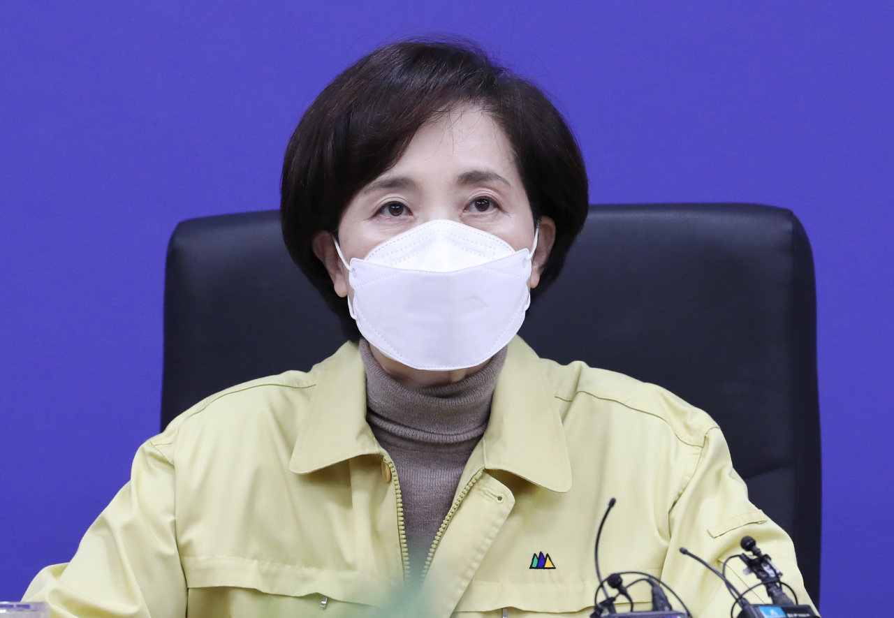 유은혜 사회부총리 겸 교육부 장관이 24일 오전 세종시 정부세종청사에서 열린 대학교육협의회-전문대학교육협의회 회장단과의 영상회의에서 발언하고 있는 모습. [연합]