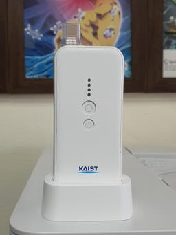 저온 엑솔루션 공정을 이용해 제조된 센서가 장착 가능한 구취 진단기.[KAIST 제공]