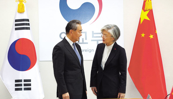 왕이 중국 외교부장이 오는 25~27일 방한한다. 강경화 외교부 장관과 왕 부장이 지난 2019년 유엔총회 참석 계기에 만나 기념촬영을 하고 있다. [외교부 제공]