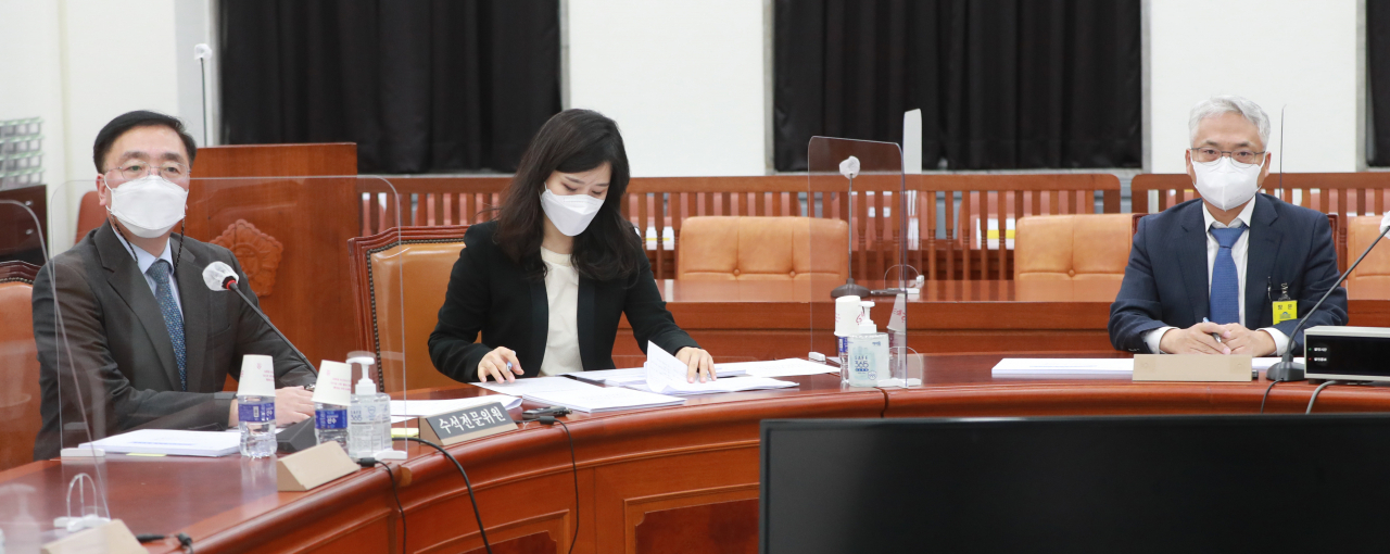 박선원 국가정보원 기조실장(오른쪽)이 24일 국회에서 열린 정보위원회 소위원회에 출석하고 있다. 이상섭 기자 babtong@heraldcorp.com