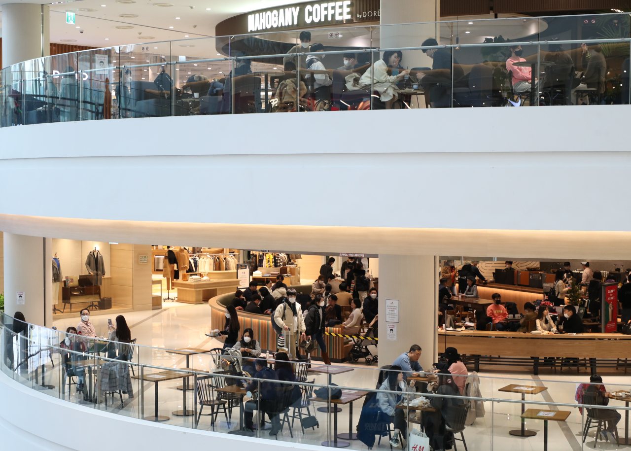A shopping mall in Seoul is half-filled with visitors on Sunday. Level 2 social distancing returned to the capital region on Tuesday, but Seoul has implemented much stricter rules through the rest of the year to curb the virus spread. (Yonhap)