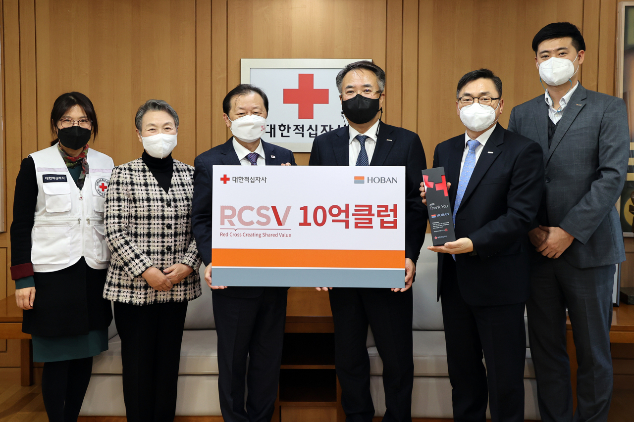 24일 서울 중구 대한적십자사 본사에서 RCSV 10억 클럽 가입 인증패 전달식 단체사진이 열렸다. 사진 왼쪽 두 번째부터 대한적십자사 장예순 부회장, 대한적십자사 신희영 회장, 호반건설 송종민 사장. [호반건설 제공]
