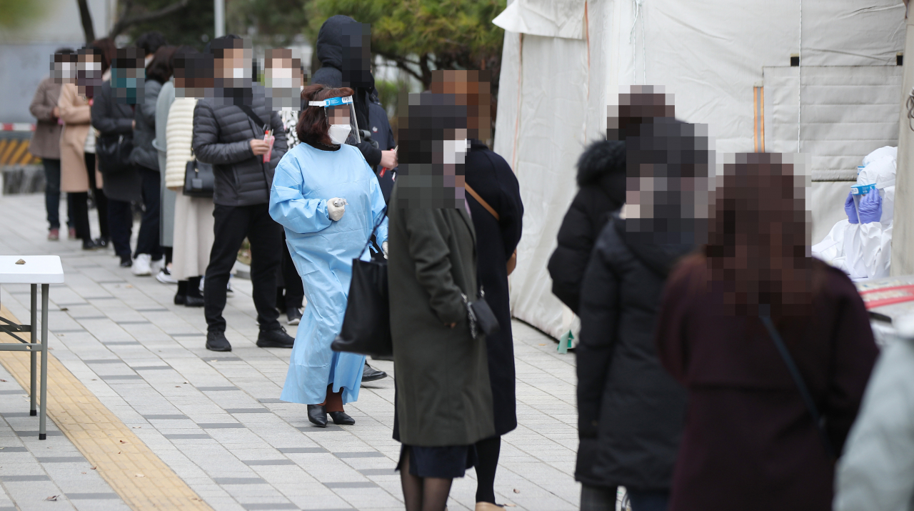 24일 오후 직원 확진자 발생으로 청사 건물이 폐쇄된 서울 노원구청에서 직원들이 검체 검사를 위해 대기하고 있다. 연합뉴스