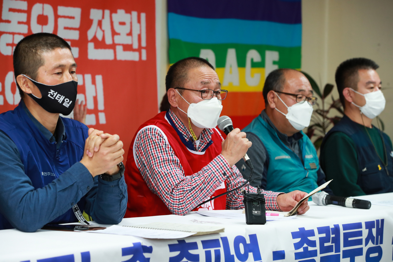 Members of the Korean Confederation of Trade Unions speak Tuesday during a press conference held to announce the umbrella labor group's nationwide walkout plan for Wednesday. (Yonhap)