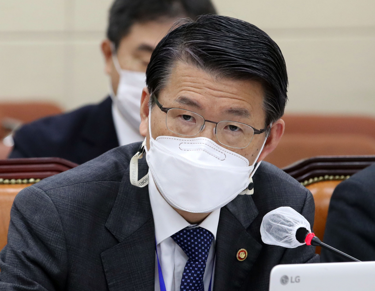 은성수 금융위원장이 24일 국회 정무위원회 전체회의에서 답변하고 있다.[사진=연합]