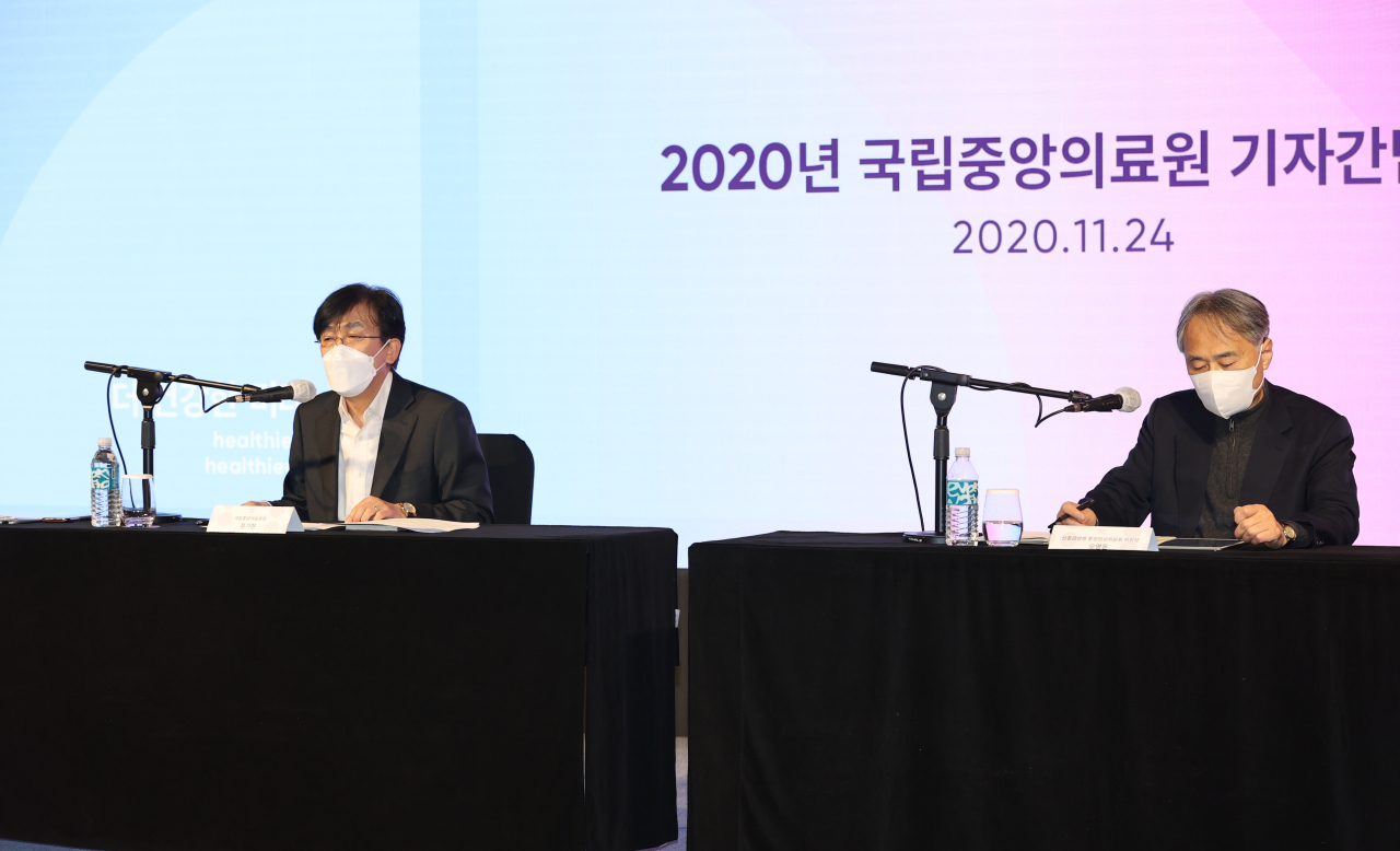 Dr. Jung Ki-hyun (left) and Dr. Oh Myoung-don of the National Medical Center speak to reporters during Tuesday's conference at a central Seoul venue. (Yonhap)