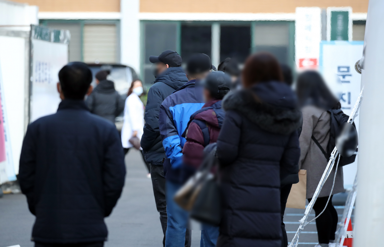 24일 오전 서울 중구 국립중앙의료원 선별진료소 앞이 시민들로 붐비고 있다. 중앙방역대책본부는 이날 0시 기준으로 코로나19 신규 확진자가 349명 늘어 누적 3만1353명이라고 밝혔다.전날(271명)보다 78명이나 늘어났다. [연합]