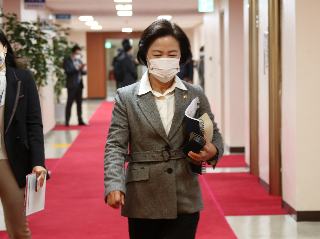 추미애 법무부 장관이 24일 정부서울청사에서 열린 국무회의에 참석하고 있다. 연합뉴스