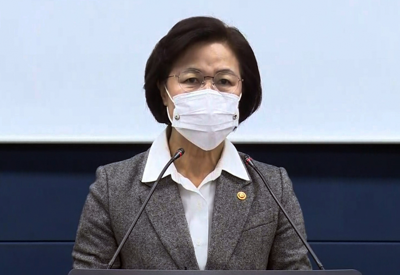 추미애 법무부 장관이 24일 오후 서울 서초구 서울고등검찰청 기자실에서 윤석열 검찰총장 감찰결과와 관련해 징계 청구 및 직무 배제의 이유를 설명하고 있다. [연합]