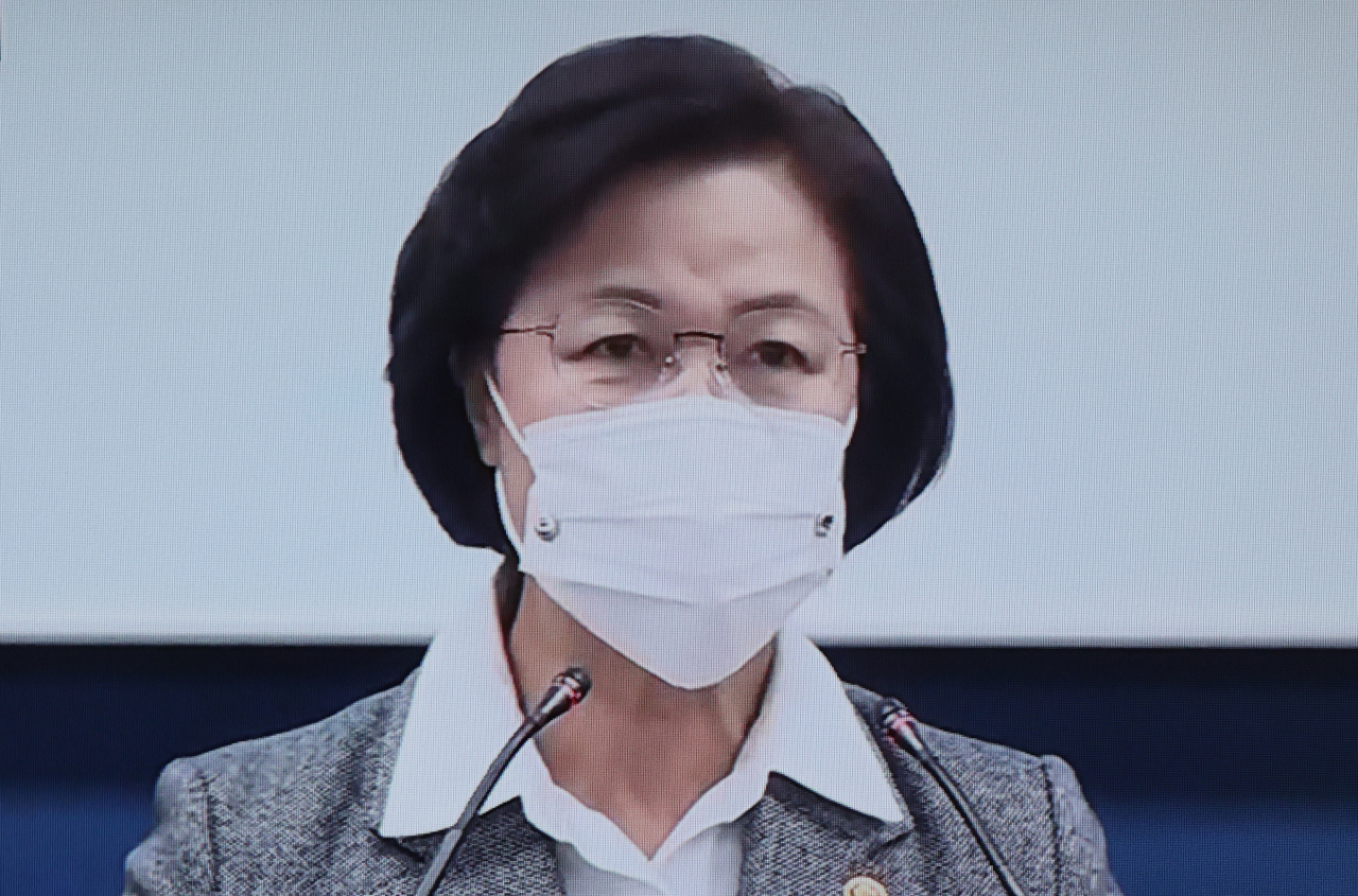 추미애 법무부 장관이 24일 오후 서울 서초구 서울고등검찰청 기자실에서 윤석열 검찰총장 감찰결과와 관련해 징계 청구 및 직무 배제의 이유를 설명하고 있다. [연합]