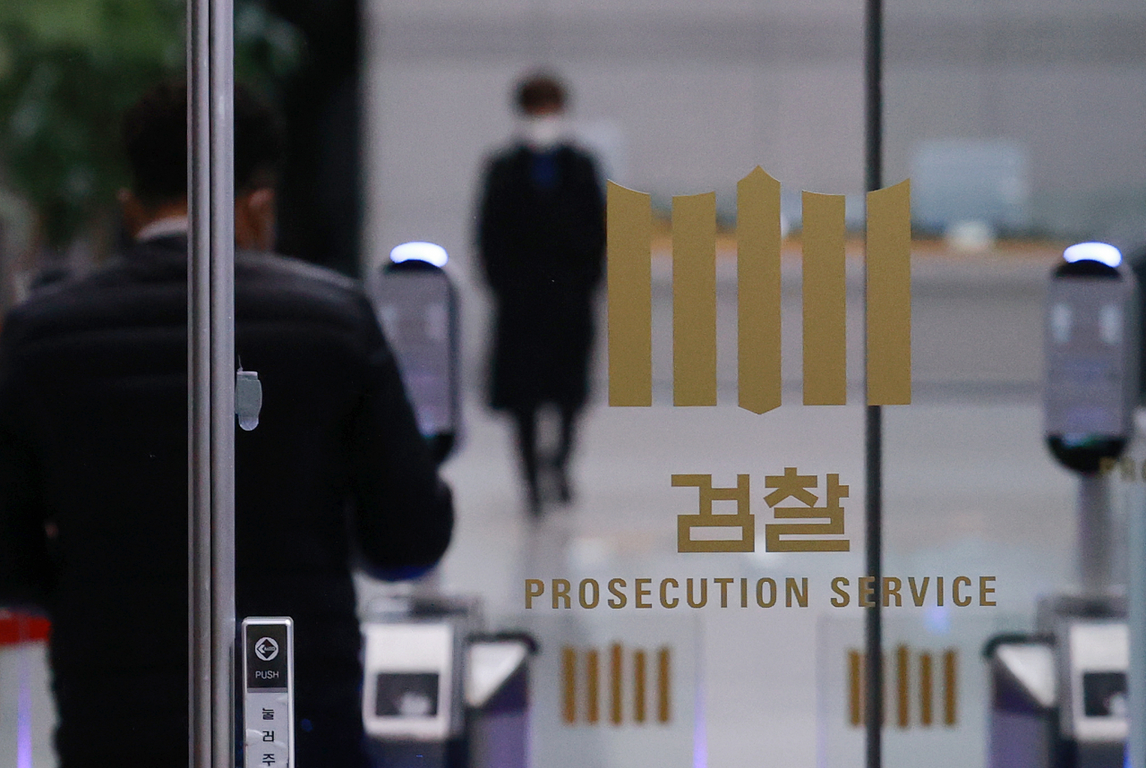 24일 오후 서울 서초구 대검찰청에서 직원들이 오가고 있다. 추미애 법무부 장관은 이날 서울고등검찰청 기자실에서 윤석열 검찰총장 감찰 결과와 관련해 긴급 브리핑을 열어 윤 총장에 대한 징계청구·직무배제 방침을 밝혔다. [연합]