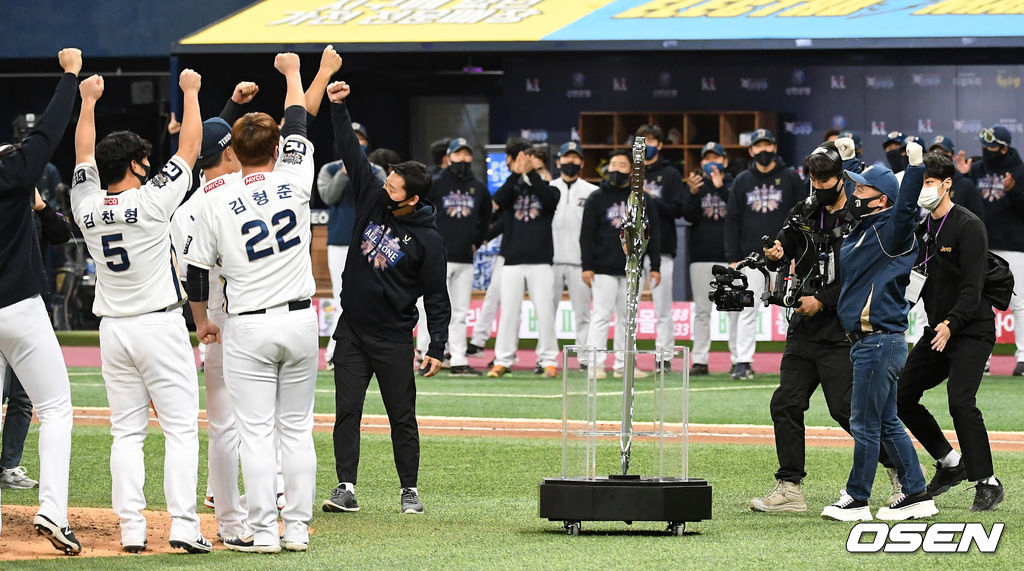 김택진 NC 다이노스 구단주(맨 오른쪽 청바지차림)가 집행검 실물 모형과 함께 마운드에 오르고 있다. [OSEN]