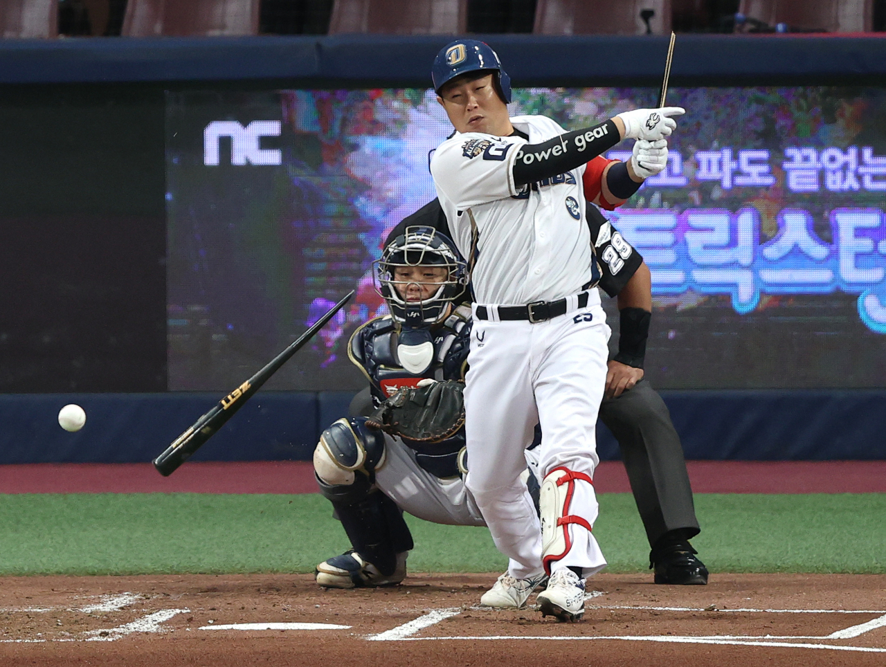 24일 오후 서울 구로구 고척스카이돔에서 열린 2020 프로야구 포스트시즌 한국시리즈(KS) 6차전 NC 다이노스와 두산 베어스의 경기. 1회말 2사 1루 상황에서 NC 양의지 타격 때 배트가 부러지고 있다. [연합]