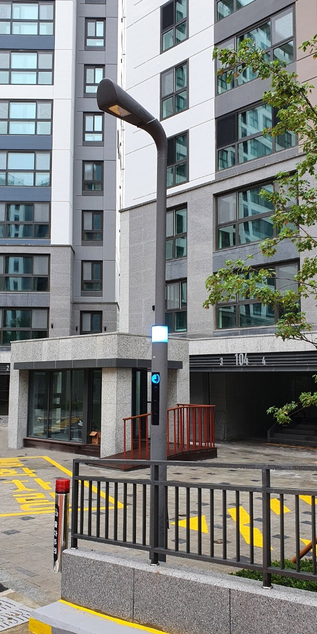 아이엘커누스가 개발한 ‘스마트 IoT 미세먼지 보안등’이 대형 신규 아파트에 설치된다. [아이엘사이언스 제공]