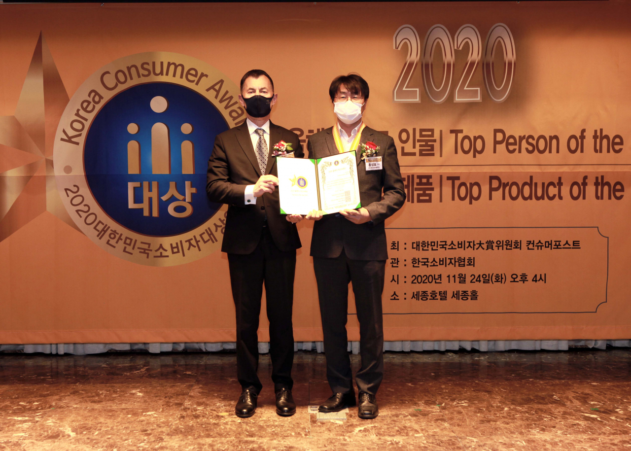 KCC글라스의 인테리어 브랜드 홈씨씨가 24일 개최된 '2020 대한민국소비자대상'에서 올해의 최고 브랜드에 선정됐다. [홈씨씨 제공]