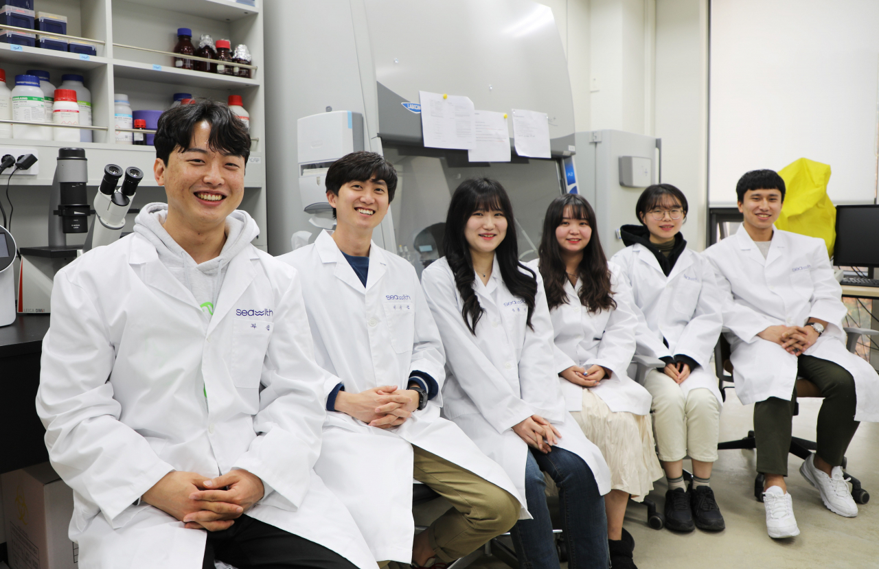 금준호·이희재 공동대표(왼쪽 첫번째·두번째)와 ㈜씨위드 멤버들.[DGIST 제공]