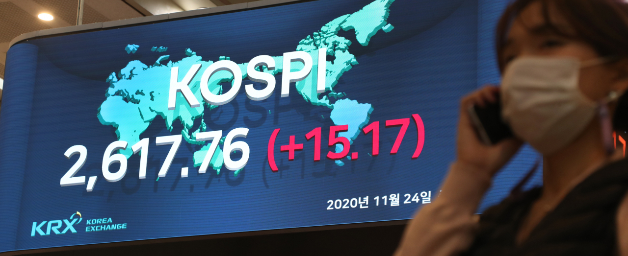 코스피지수는 24일 종가 기준 사상 최고치인 2617.76으로 마감했다. 사진은 이날 서울 여의도 한국거래소 본관에 걸려있는 전광판 모습. [한국거래소 제공]
