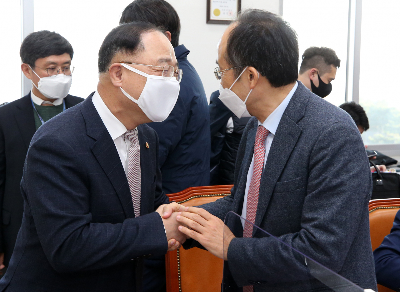 내년도 예산안 처리시한을 1주일 남긴 상태에서 코로나 3차 대유행에 따른 3차 재난지원금 편성 문제가 중대 복병으로 부상했다. 홍남기 부총리 겸 기획재정부 장관이 지난 23일 서울 여의도 국회를 방문해 예산결산위원회 국민의힘 간사인 추경호 의원과 인사를 나누며 예산안 처리협조를 당부하고 있다. [연합]