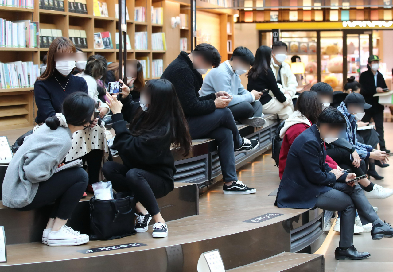 수도권 사회적 거리두기가 2단계로 격상된 지난 24일 오후 서울 강남구 스타필드 별마당도서관을 찾은 시민들이 좁은 간격을 두고 휴식을 취하고 있다. [연합]