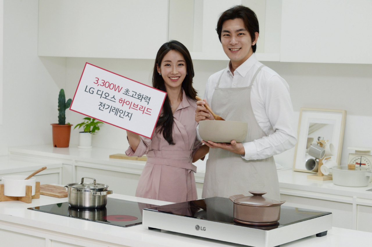 LG전자가 25일 플러그 타입 단일 화구 기준 국내 최고 화력인 3300와트(W) 인덕션 화구(火口)를 갖춘 하이브리드 전기레인지 신제품을 출시했다. 1개의 하이라이트 화구는 뚝배기와 같은 다양한 용기를 사용할 수 있다. [LG전자 제공]