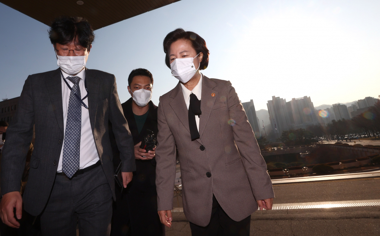 추미애 법무부 장관이 25일 경기도 정부과천청사로 출근하고 있다. [연합]