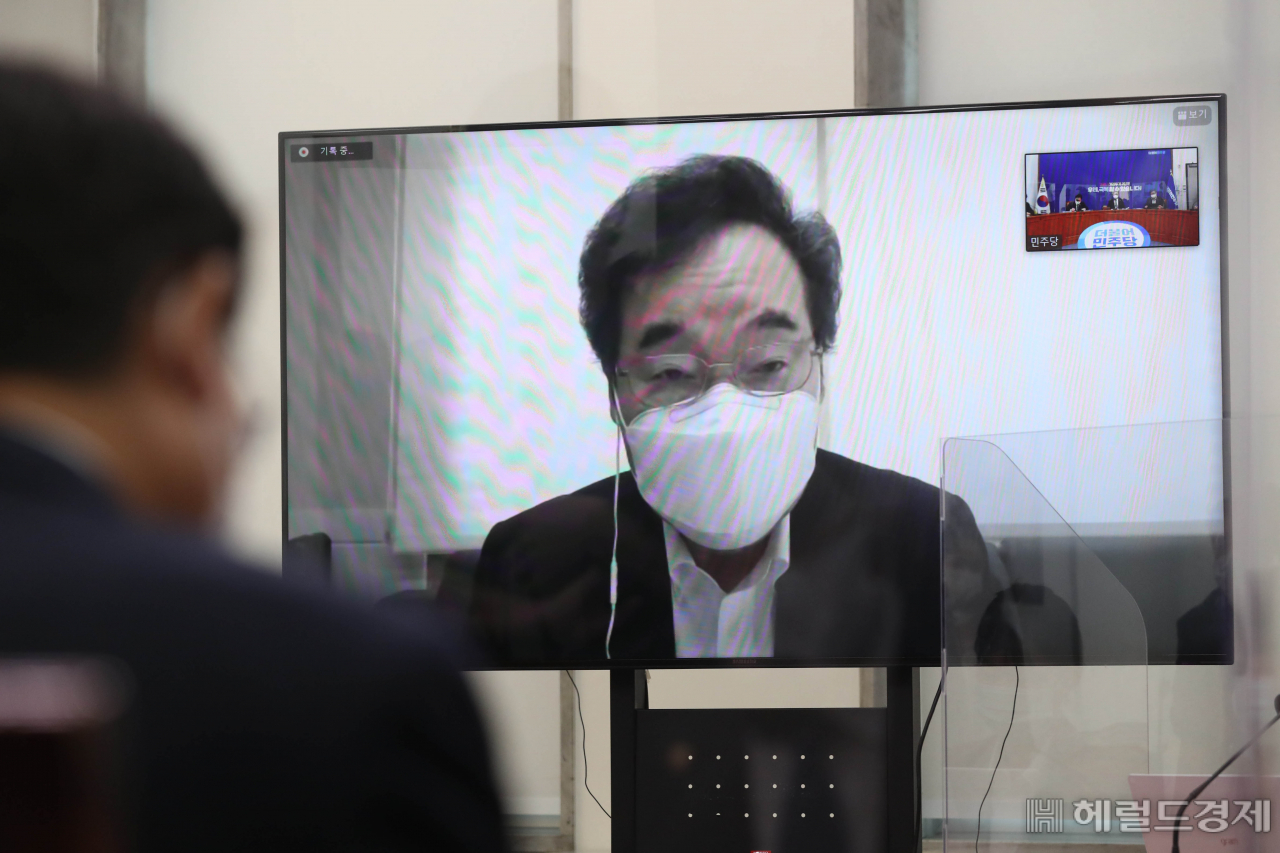 [헤럴드경제=이상섭 기자] 이낙연 더불어민주당 대표가 25일 서울 여의도 국회에서 열린 최고위원회의에서 화상으로 참석해 모두발언을 하고 있다. babtong@heraldcorp.com