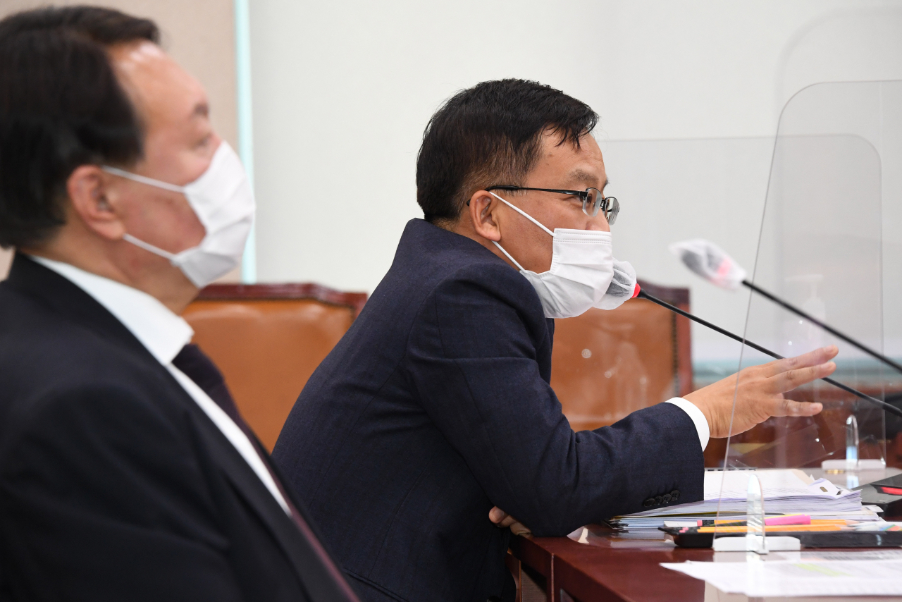 조남관 대검찰청 차장검사(사진 오른쪽)가 지난 10월 22일 국회에서 열린 법제사법위원회 대검 국정감사에 윤석열 검찰총장과 함께 출석해 국회의원의 질의에 답하고 있다. [연합]