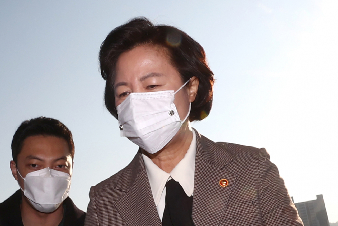 추미애 법무부 장관이 25일 경기도 정부과천청사로 출근하고 있다. [연합]