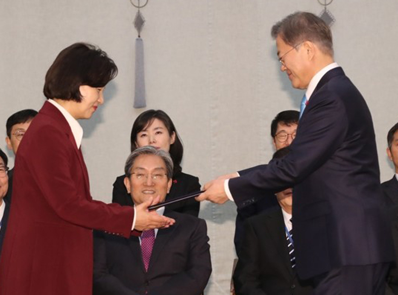 문재인 대통령이 지난 1월 2일 청와대에서 추미애 법무부 장관에게 임명장을 수여하고 있다. [연합]