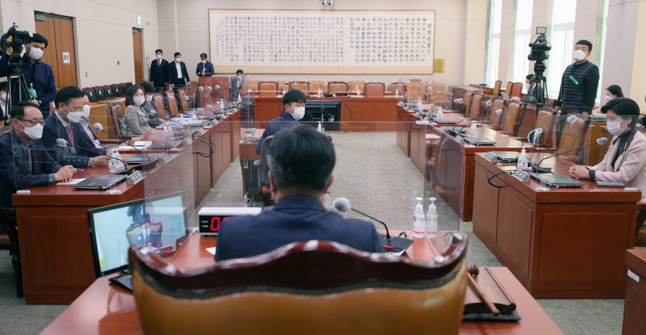 25일 국회 법제사법위원회 전체회의에서 국민의힘측이 요청한 윤석열 검찰총장 출석안에 대해 윤호중 법사위원장이 여야 간사간 합의가 이뤄져야 한다고 밝히고 있다. [연합]