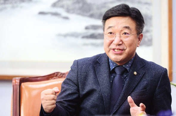 국회 법제사법위원장인 윤호중 더불어민주당 의원이 24일 국회에서 본지와 인터뷰를 갖고 추미애 법무부장관과 윤석열 검찰총장과의 갈등, 고위공직자범죄수사처 출범 논의 등 사법 관련 현안과 여당의 대선 전망에 관련한 입장을 밝혔다. 이상섭 기자