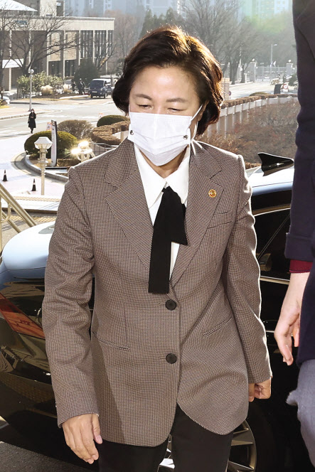 추미애 법무부 장관이 25일 경기도 정부과천청사로 출근하고 있다. [연합]