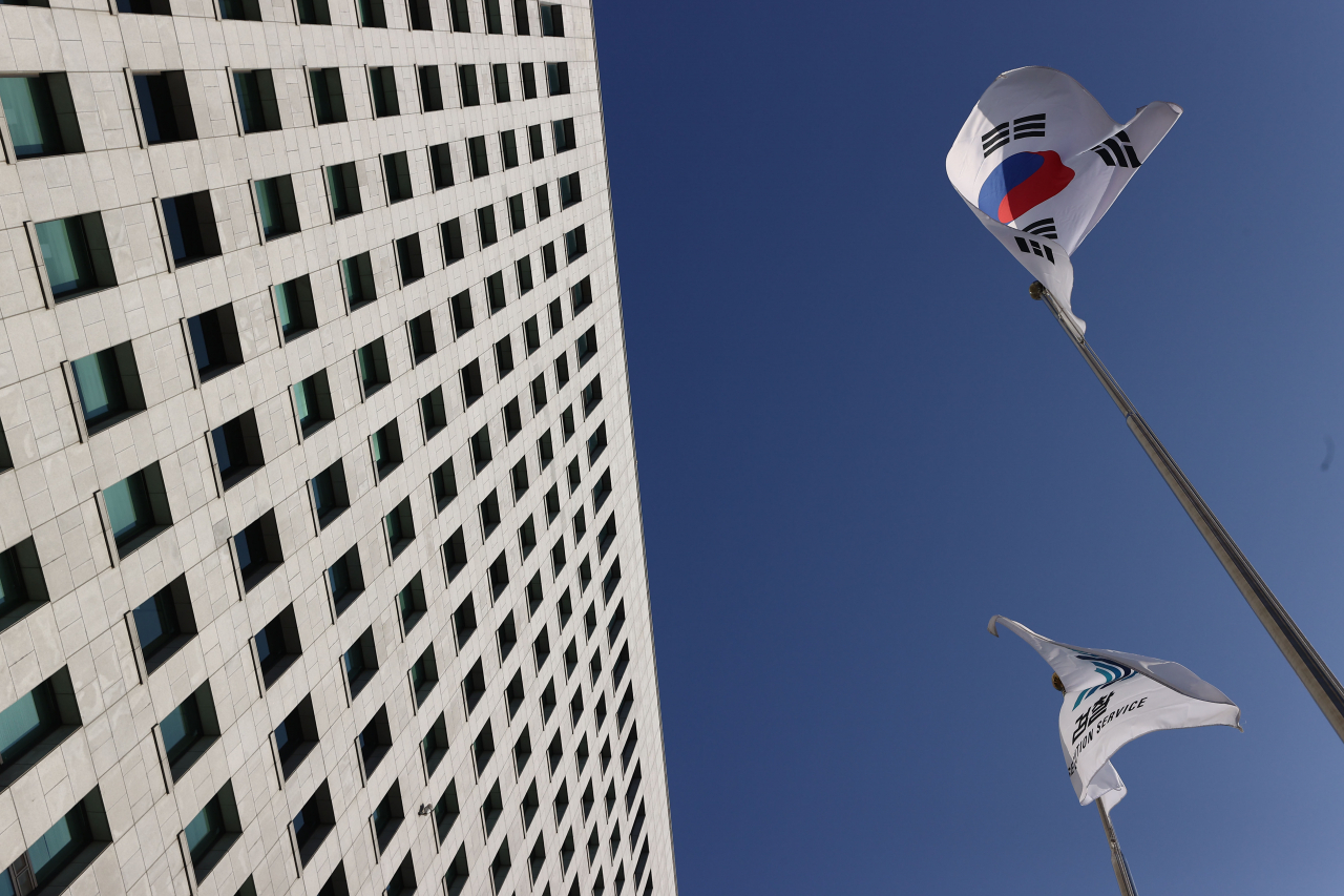 추미애 법무부 장관이 윤석열 검찰총장에 대한 직무집행 정지를 명령한 다음날인 25일 오전 서초동 대검찰청에 검찰 깃발이 태극기와 함께 펄럭이고 있다. [연합]