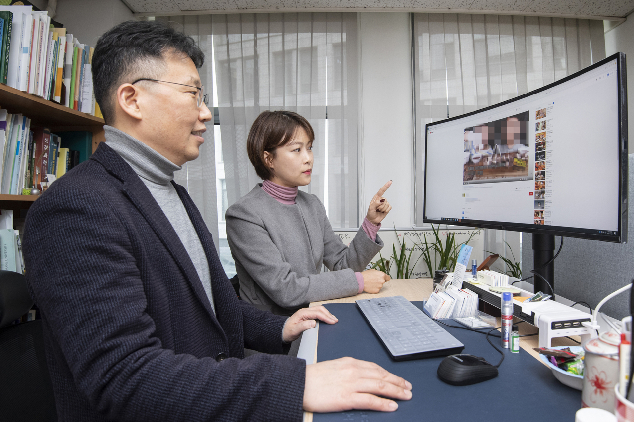 정익중 이화여대 사회복지학과 교수(왼쪽)와 강희주 박사가 유튜브를 보고 있는 모습. [이화여자대학교 제공]