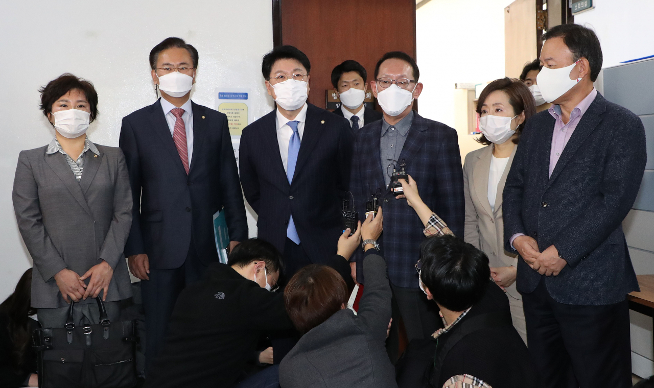 국회 법제사법위원회 소속 국민의힘 김도읍 간사와 전주혜, 장제원 의원 등 법사위원들이 25일 국회 법제사법위원회에서 전체회의가 산회 된 뒤 윤석열 검찰총장의 출석 등에 관해 취재진의 질문에 답하고 있다. [헤럴드경제=이상섭 기자]