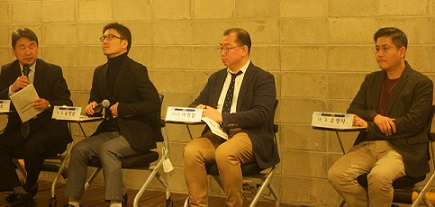 창조경제연구회 공개포럼에서 토론 중인 KDI 국제정책대학원 이주호 교수(왼쪽부터), 송영광 D-LAB 대표, 이영달 DIGIST 이사, 조영탁 휴넷 대표. [창조경제연구회 제공]